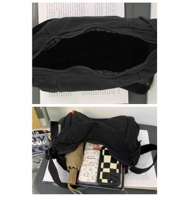 Simple and versatile black canvas shoulder bag
