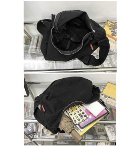 Trendy and functional black shoulder bag